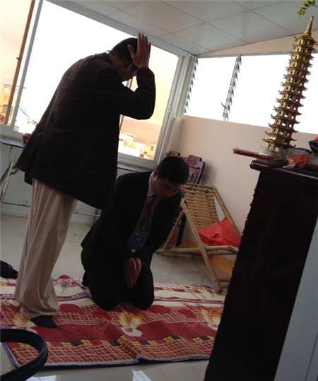 Thầy pháp ra tay “trì chú” cho 1 thành viên xuất sắc của RTC