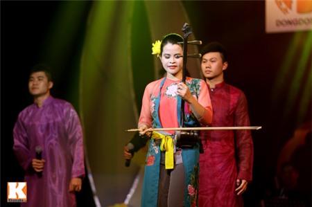 Fan nữ muốn...cắn miệng Tùng Dương - 2