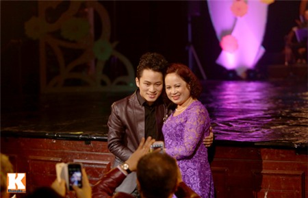 Fan nữ muốn...cắn miệng Tùng Dương - 5