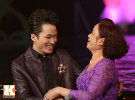 Fan nữ muốn...cắn miệng Tùng Dương - 6