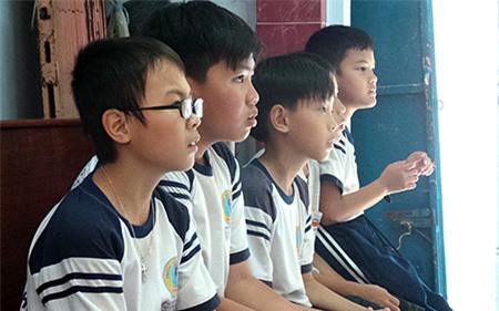 Các em học sinh bàng hoàng trước cái chết của bạn mình