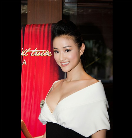 Chiếc váy có thiết kế cổ&nbsp;buông lơi đầy nguy hiểm