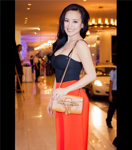 Vy Oanh 'đốt mắt' người đối diện với màn đẩy vòng 1 căng tròn