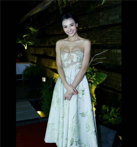 Chân dài Hồng Quế