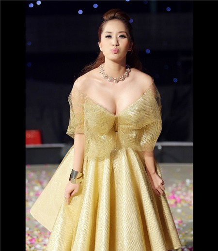 Nhiều người lo lắng Khánh Thi sẽ gặp sự cố lộ ngực trong chiếc váy thắt nơ tuyệt đẹp này