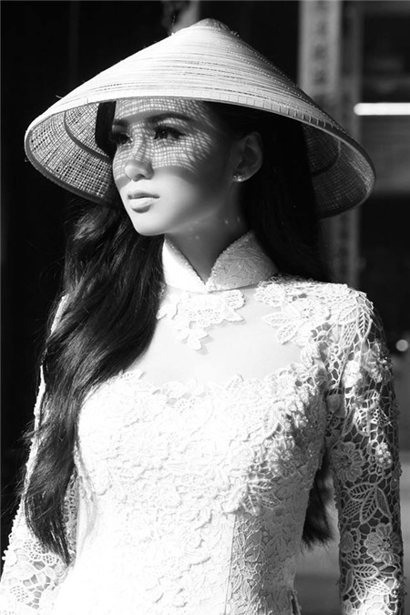 HH Diễm Hương đăng bức ảnh mới với gương mặt đầy tâm trạng