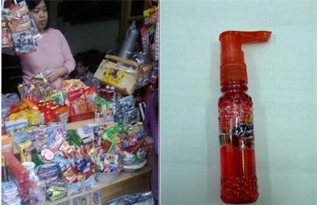 Nước uống vị trái cây dạng xịt và quà vặt khác trước cổng
trường có rất nhiều loại. Ảnh: T.Hà