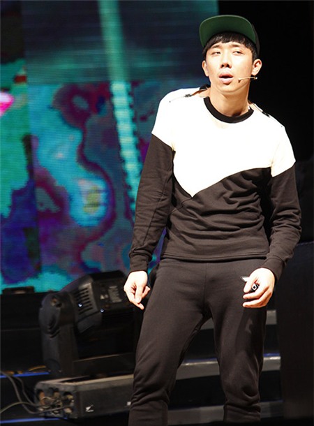 Thuý Nga mặc sexy vẫn xấu 