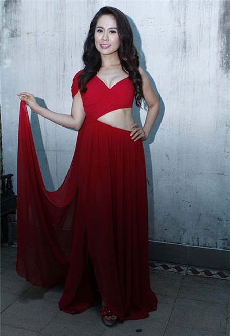 Thuý Nga mặc sexy vẫn xấu