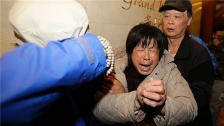 Thân nhân hành khách khóc ngất sau khi nghe tin dữ. Ảnh: Reuters. Bài viết: https://news.zing.vn/Malaysia-Airlines-cau-nguyen-cho-239-linh-hon-tren-MH370-post402394.html#pictures Nguồn Zing News