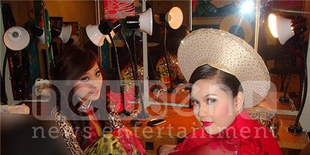 Ngọc Trinh trong hậu trường một buổi diễn
