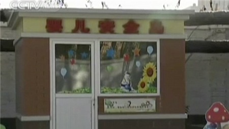 Rơi lệ với giây phút cha mẹ thắt lòng vứt bỏ con giữa đêm