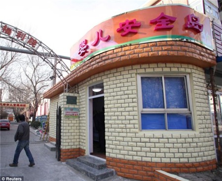 Người đi bộ qua bên cạnh một nở bé tên là hòn đảo an toàn của em bé ở Thiên Tân Viện Phúc lợi trẻ em, ở Thiên Tân đô thị