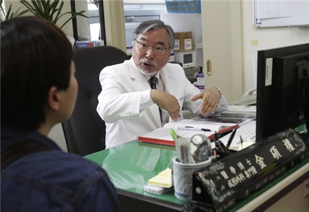 Tâm sự của bác sĩ phẫu thuật giới tính cho ngôi sao Hàn Quốc