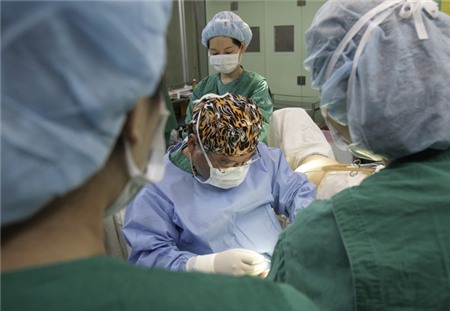 Tâm sự của bác sĩ phẫu thuật giới tính cho ngôi sao Hàn Quốc