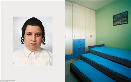 Tzvika, tuổi chín tuổi, Beitar Illit, West Bank: Tzvika sống trong một cộng đồng gated 36.000 người Do Thái chính thống trong một khu định cư của Israel trên Bờ Tây.  TV và báo chí bị cấm giải quyết.  Gia đình trung bình có chín người con, nhưng Tzvika chỉ có một chị gái và hai anh em, người mà ông chia sẻ phòng của mình.  Giống như tất cả con trai Haredi tốt, Tzvika tôn sùng Thiên Chúa và muốn trở thành một giáo sĩ Do Thái khi ông lớn lên.  Anh sống trong một chung cư hiện đại và được thực hiện bằng xe hơi đến trường, một hai phút lái xe.  Tôn giáo là chủ đề quan trọng nhất, tiếp theo là tiếng Do Thái, và toán học.  Thể dục thể thao bị cấm từ các chương trình giảng dạy.  Tzvika đi đến thư viện mỗi ngày và thích đọc kinh thánh.  Tzvika cũng thích chơi trò chơi tôn giáo trên máy tính của mình.  Thực phẩm yêu thích của mình là Schnitzel và khoai tây chiên.