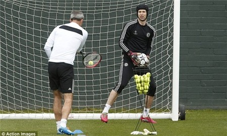 Petr Cech vẫn là số 1 ở Chelsea