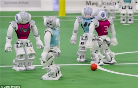 Khi thi đấu, các cầu thủ robot phải hoạt động tự động và không thể nhận được sự chỉ đạo từ huấn luyện viên hay đồng đội. Thay vào đó, chúng giao tiếp với nhau qua Wi-Fi để phối hợp nhóm.