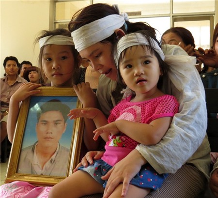 Vợ và con nạn nhân Ngô Thanh Kiều tại phiên tòa.