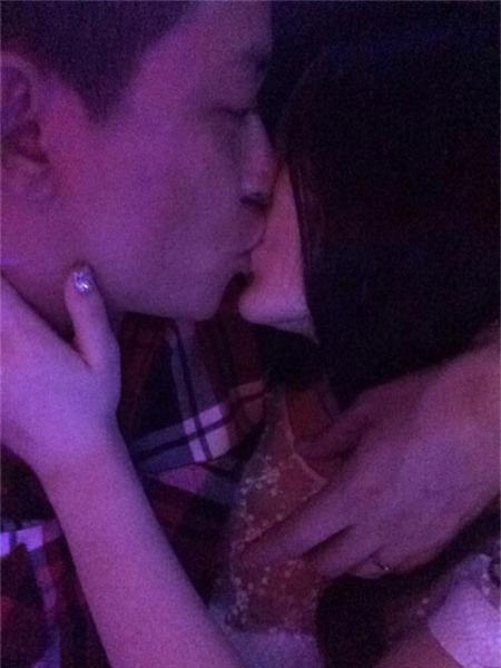 Tuấn Hưng hôn vợ đắm đuối trong đêm tân hôn - 1