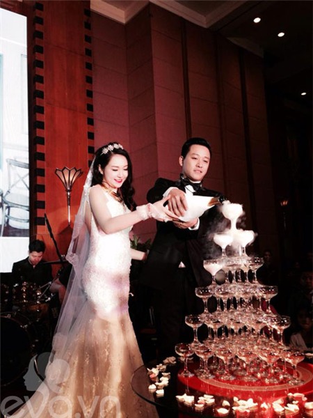 Tuấn Hưng hôn vợ đắm đuối trong đêm tân hôn - 6