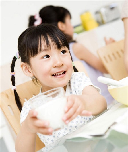 Dấu hiệu “ngã ngửa” trẻ thiếu canxi - 1