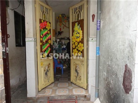 Lối vào căn phòng chừng 15m2 của nhạc sĩ Vinh Sử.