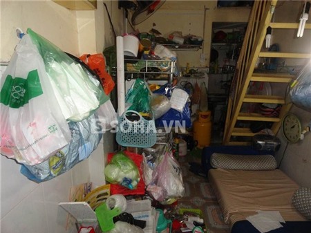 Căn phòng quá nhỏ, đồ đạc chiếm hết không gian trong phòng.