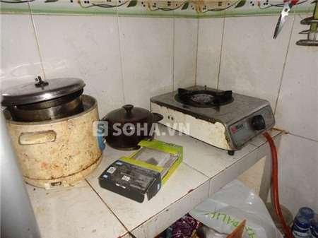 Căn bếp đơn sơ, đồ đạc đã hoen rỉ.