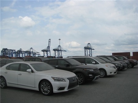 Xe ô tô nhập khẩu của Việt kiều hồi hương tồn đọng tại cảng Cái Mép. Ảnh Nguyễn Huế.