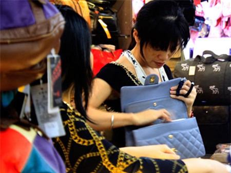 Mua hàng cần phải mắt thấy, tay sờ (Ảnh minh hoạ)