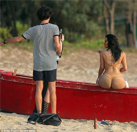 Kim Kardashian tự tin "phô bày" vòng 3 trứ danh trên bãi biển 1