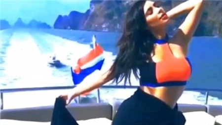 Kim Kardashian tự tin "phô bày" vòng 3 trứ danh trên bãi biển 12