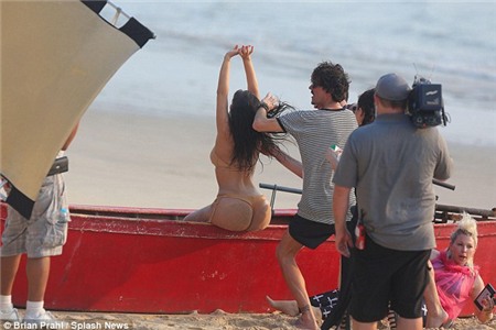 Kim Kardashian tự tin "phô bày" vòng 3 trứ danh trên bãi biển 2