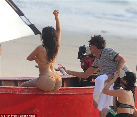 Kim Kardashian tự tin "phô bày" vòng 3 trứ danh trên bãi biển 3