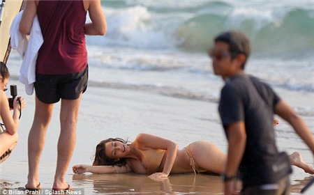 Kim Kardashian tự tin "phô bày" vòng 3 trứ danh trên bãi biển 4
