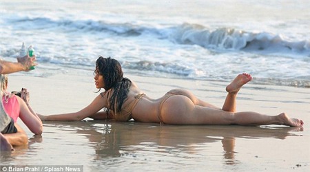 Kim Kardashian tự tin "phô bày" vòng 3 trứ danh trên bãi biển 5