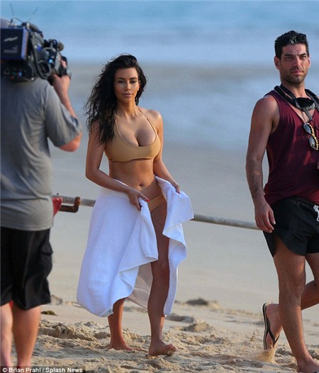 Kim Kardashian tự tin "phô bày" vòng 3 trứ danh trên bãi biển 6