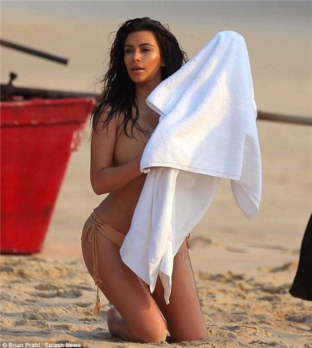 Kim Kardashian tự tin "phô bày" vòng 3 trứ danh trên bãi biển 7