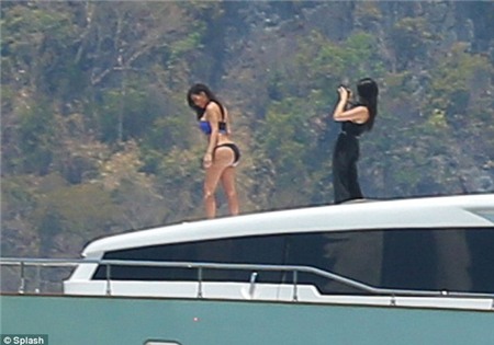 Kim Kardashian tự tin "phô bày" vòng 3 trứ danh trên bãi biển 9