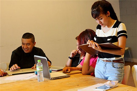 Bà Tưng gương mặt khác lạ đi học trở lại - 1