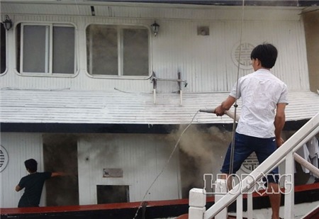 Theo một số chủ tàu, rất may hôm nay trên vịnh Hạ Long có mưa lất phất và gió không lớn như mọi ngày, sự việc lại diễn ra ban ngày, nếu không, con tàu QN 3736 có lẽ cũng chung số phận với tàu QN 4894 cháy và chìm nghỉm vào 18.2 vừa qua.