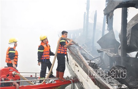 Một nhân viên của tàu QN 6018 - con tàu trực tiếp tham gia dập lửa ban đầu - cho biết, từ xa nhìn thấy khói nghi ngút bốc lên từ tàu QN 3736, thuyền trưởng hô hoán nhân viên chuẩn bị sang hỗ trợ dập lửa.