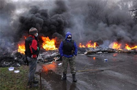 [Caption]Pro-Russian protesters burn tires as they prepare for battle with the Berkut (Ukrainian special police forces) on the outskirts of the eastern Ukrainian city of Slavyansk on April 13, 2014.