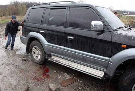[Caption]Pro-Kremlin supporters stand near their cars after a shooting between pro-Russian protesters and Ukrainian police special team on a road in the outskirts of the eastern Ukrainian city of Slavyansk on April 13, 2014. At least two people were killed and nine wounded on Sunday in gun battles between Ukrainian special forces and pro-Kremlin militias that threatened to scuttle the first international talks on the worst East-West crisis since the Cold War. The clashes across the ex-Soviet state's separatist eastern rust belt broke out a day after masked gunmen stormed a series of police and security service buildings in coordinated raids that Kiev blamed on the