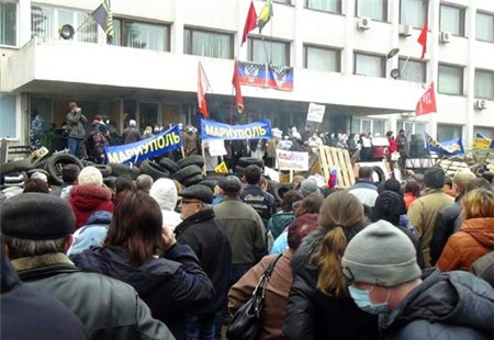 [Caption]Protesters hold a rally outside the mayor's office in Mariupol, April 13, 2014. Separatist protesters on Sunday seized control of the mayor's office in the town of Mariupol, eastern Ukraine, on the Azov Sea, local media said. The protesters entered the building following a rally involving about 1,000 people demonstrating in favor of the creation of a separate republic in eastern Ukraine, a local journalist for the newspaper Priazovsky Worker said. REUTERS/