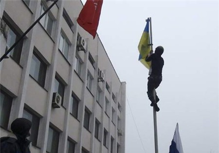 [Caption]A man climbs up a post to remove a Ukrainian flag as protesters hold a rally outside the mayor's office in Mariupol, April 13, 2014. Separatist protesters on Sunday seized control of the mayor's office in the town of Mariupol, eastern Ukraine, on the Azov Sea, local media said. The protesters entered the building following a rally involving about 1,000 people demonstrating in favor of the creation of a separate republic in eastern Ukraine, a local journalist for the newspaper Priazovsky Worker said. REUTERS/