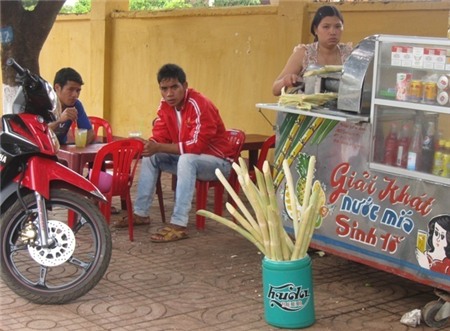 Nước mía được bán tràn lan trên vỉa hè Hà Nội