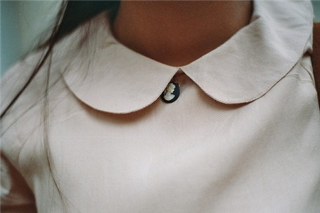 5 kiểu cổ áo chỉ hợp với quý cô 