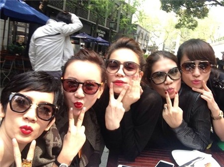 Hồ Ngọc Hà và Xuân Lan khoe dáng 